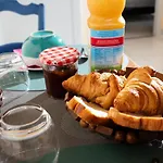 La Demeure Aux Pins Bed & Breakfast