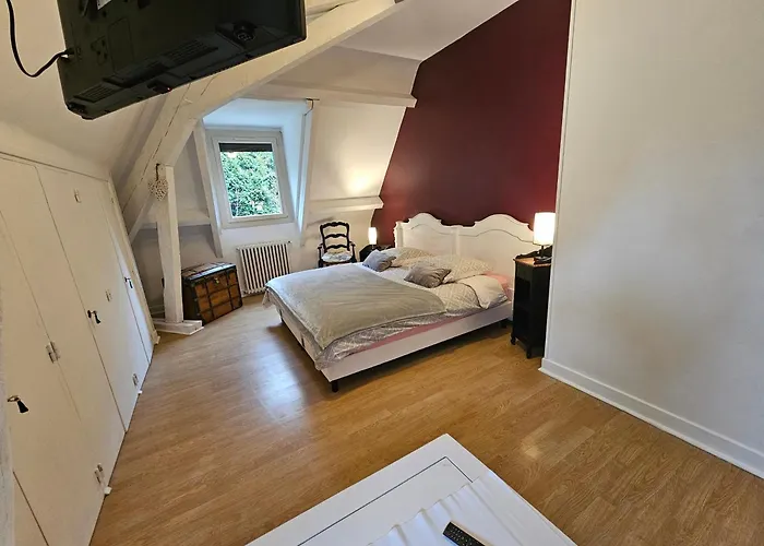 La Demeure Aux Pins Bed & Breakfast